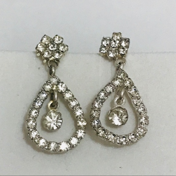 Jewelry - 🌷7/$15🌷Silver toned earrings with faux diamonds.